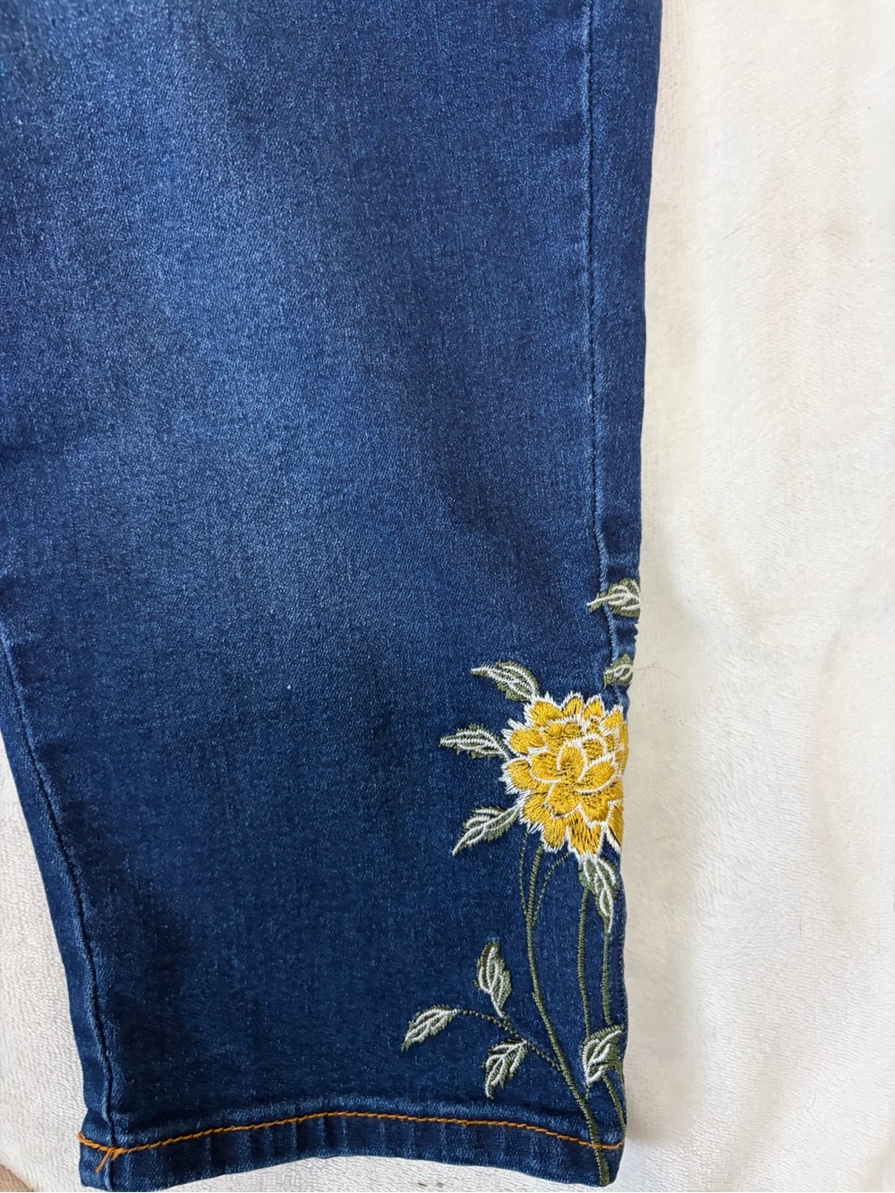 Embroidered capri jeans - Picture 3 of 6